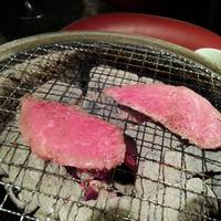 焼肉 炙屋武蔵 - イチボを焼いています。