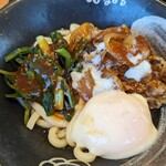 Hanamaru Udon - 牛ニラ温たまぶっかけうどん、温たま入れました