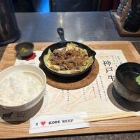 はかたの桜華 本店 - 暫く待つと注文した神戸牛焼肉鉄板１０７８円の出来あがりです。