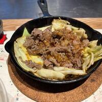 はかたの桜華 本店 - 神戸牛を炒め味付けしキャベツともやしに乗せたお得なサービスメニュー。