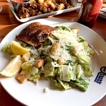 Ivar's - Blacked Salmon Caeser Salad 文字通り片身を焦がしてメイラード反応に勝つ仕上げにしたアトランティックサモンが添えてある。本場だけにサケが旨し。