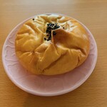 バクのパン屋さん - あんぱん　100円　購入翌日の写真なのでしぼんでしまっています