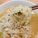 日高屋 - 味噌ラーメン 麺リフト！