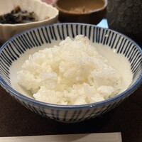 やげんぼり 赤坂店 - お櫃の中から、セルフでよそいます。