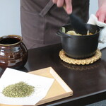 日本料理 TOBIUME - ご飯を装う料理長、横には煎った焙じ茶の茶葉