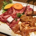 Yakiniku Hausu Kourakuen - 上焼肉定食¥1620内　上ロース、中カルビ、上ミノ、豚トロ、ウィンナー、サラダ、ライス、スープ、漬物