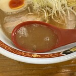 麺や拓 - 「和風豚骨らーめん」のスープ
            2024年3月14日