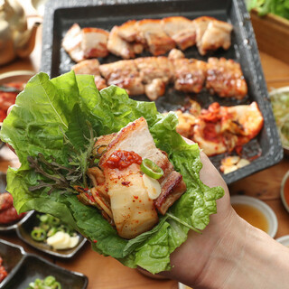 Free arrangement! ``Samgyeopsal'' enjoyed with kimchi and bean sprouts namul