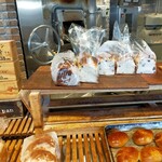 1954 Fukuoka - 熱々焼き立てのブドウパン♪美味そうバイ