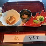 なだ万 シャングリ・ラ ホテル 東京店 - 左が件のウニと牛乳豆腐。