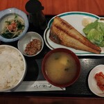 238777645 - 本日のお魚定食はホッケです。ランチタイムは500円　頭が下がりますm(_ _)m