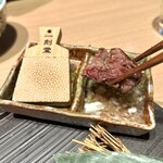 和牛A5雌牛と熟成牛舌 肉屋いちゆく - 鬼おろしぽん酢につけて