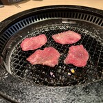 和牛A5雌牛と熟成牛舌 肉屋いちゆく - 焼いていきます