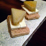 バー ル・サロン - 付きだし(クラッカー＆チーズ＆林檎)