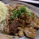 にくまるや - ミックス定食の肉の盛り。