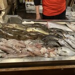 さかな工房　丸万 - 店に入って目につく沢山の魚達
