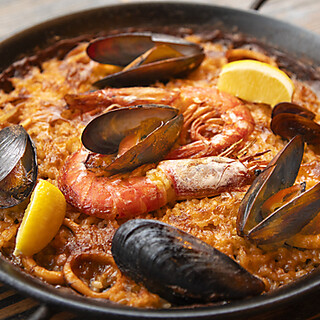 The famous paella is a must-try! All-you-can-drink courses start from 4,950 yen