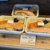 板五米店 - 料理写真:出来立ての銀鮭と鯛ちくわのり弁が置かれていました