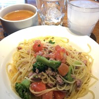 渋谷アチェーゾ - サルシッチャ&フレッシュトマト&ブロッコリーのペペロンチーノ　スープバー・ドリンクバー付　1,000円