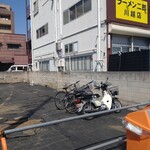 Ramen Jirou - 店舗横に駐輪場があります（バイク可）車は近くのCPへ