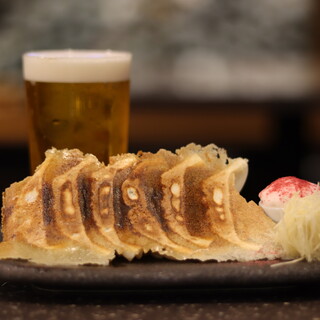 こだわりの材料を使用◎あっさりとした餃子はお酒と相性抜群！