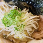 Mennokura - 醤油チャーシュー麺（こってり、太麺）、のり