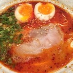 孝達 - 赤半玉ラーメン。デカ辛。麺硬め。880円。