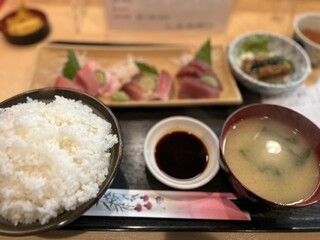 再来 - まぐろ三種造り定食＋ご飯大盛り＋とろろ
1300円＋50円＋100円