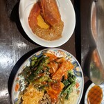 高円寺 焼肉ここち 市場店 - コースの前菜。キムチ、ナムル盛り合わせと海老刺し
