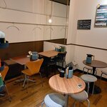 チーズケーキと彩りカレー Luna piena - 内観。毎回、一番乗りしてささっと撮っています。