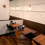 チーズケーキと彩りカレー Luna piena - 内観。手前側。