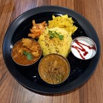 チーズケーキと彩りカレー Luna piena - チキンカレーとココナッツ野菜カレーのプレート。