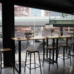 SAKE NERD - 店内（窓に向かったカウンター席）