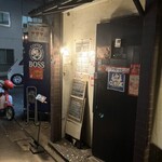 カレー屋アカマル - お店の外観。近づいただけでもカレーの匂いがプンプン。