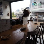 SAKE NERD - 店内（調理場を囲むL字型のカウンター席）