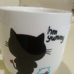 レストラン・テル - 〝緊張感のない黒猫〟のカップ(裏面)