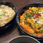 麻婆豆腐TOKYO - 白（鶏肉ときのこの旨塩麻婆豆腐）と赤（にんにくニラたまスーラー麻婆豆腐）