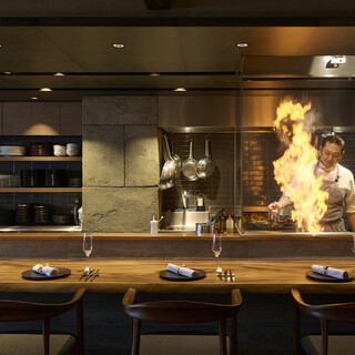 [Counter seats] Enjoy your meal while watching the flames and hearing the meat grilling