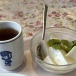 中国料理 鮮菜 - 温かいお茶、杏仁豆腐。杏仁風味がしっかり。キウイもまさにナウカットされてました（音）美味しかった。