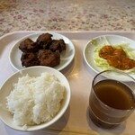 Chuugokuryouri Sensai - エビチリ、鶏唐揚げカレー味、A定食ご飯半分、1009円税込。トレイが職員食堂っぽい。