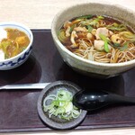 Yamawasabi - 私のぉ～今月のぉそばランチ「かしわそば」選択+ミニカレー丼935円税込ですってぇ〜♪安くてぇ旨くてぇ～ボリューミーだぁよ！