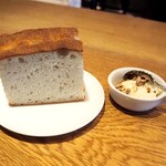 スガハラ - パン & マスカルポーネ + 胡桃 + 蜂蜜