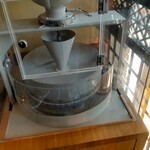 茅ヶ崎 そば処 榮家 - 店内入口　石臼