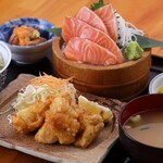 お昼限定の海鮮丼や定食が多彩！ みそ汁は＋200円(税込)で「ミニうどん」に変更できます◎