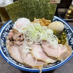 Tonikaku - 油そばではなく、坦々まぜそばの全部乗せ+温泉卵にしました。チャーシューやメンマ、味卵をつまみにビールをいただきました。坦々まぜそば自体はそれほど辛くはないです。ご馳走様。