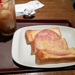 トラジャコーヒー - アイスティーとハムチーズ食パンモーニング420円