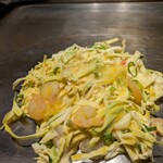 Okonomiyaki Tokugawa - 徹板に乗せて焼く