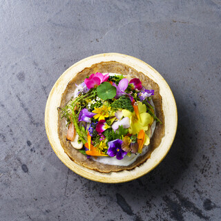 『食で人と自然を繋ぐ』という考えのもと料理に取り組んでいます