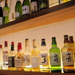 馬肉と牡蠣の創作バル motto. - カウンター前のお酒