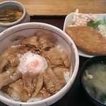 定食屋 甚兵衛 - 温玉豚カルビ丼ランチ＠680円